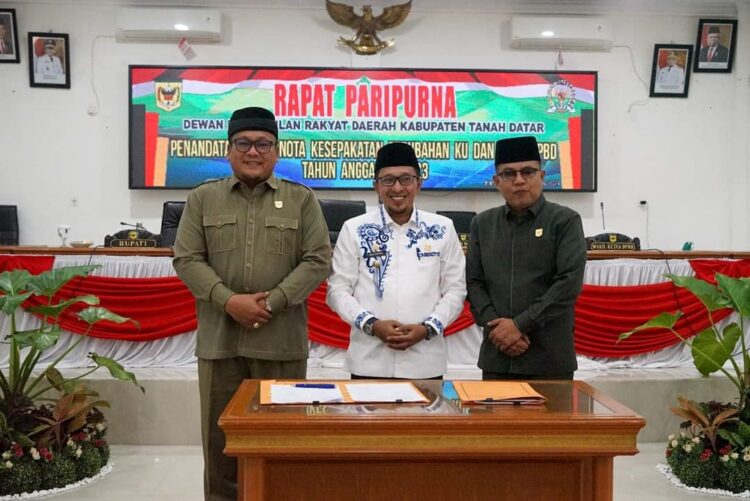 Penyamaan Persepsi dan Pemahaman Dokumen Perencanaan, KUA-PPAS 2023 Disepakati Bersama 1 FOTO BERSAMA— Ketua DPRD Rony Mulyadi Dt. Bungsu dan Wakil Ketua DPRD Anton Yondra, foto bersama dengan Bupati Tanahdatar Eka Putra.