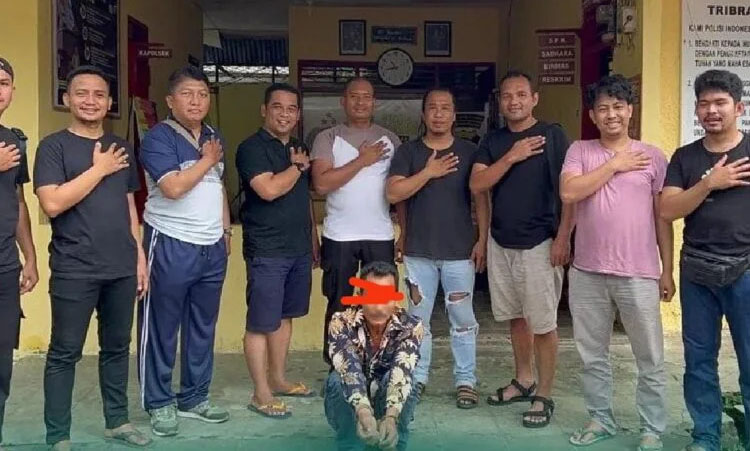 PEMERKOSA— Pelaku JA  ditangkap Tim Gagak Hitam Polres Padangpariaman atas kasus pemerkosaan terhadap siswi SD yang merupakan anak tetangganya.