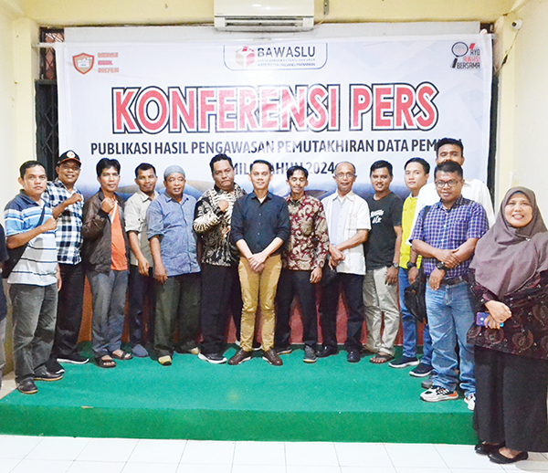 FOTO BERSAMA— Komisioner Bawaslu Padangpariaman foto bersama awak media usai menggelar konferensi pers, Senin (28/8).