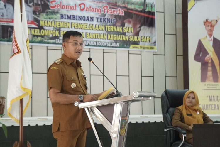 Program ”Satu Keluarga Satu Sapi Alias Suka Sapi”, 450 Ekor Sapi Diberikan kepada 22 Kelompok Tani 1 SAMBUTAN— Bupati Khairunas memberikan sambutan saat pembukaan Bimtek Manajemen Pengelolaan Ternak Sapi Bagi Kelompok Penerima Bantuan Kegiatan Suka Sapi di Aula Sarantau Sasurambi Kantor Bupati, Selasa (29/8).
