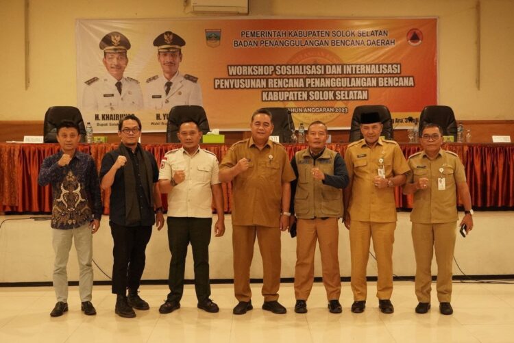 WORKSHOP PENANGGULANGAN BENCANA— Asisten Administrasi Umum Pemkab Solsel Irwanesa, foto bersama usai Workshop, Sosialisasi dan Internalisasi Penyusunan Rencana Penanggulangan Bencana di Hotel Pesona Alam Sangir, Senin (31/7).