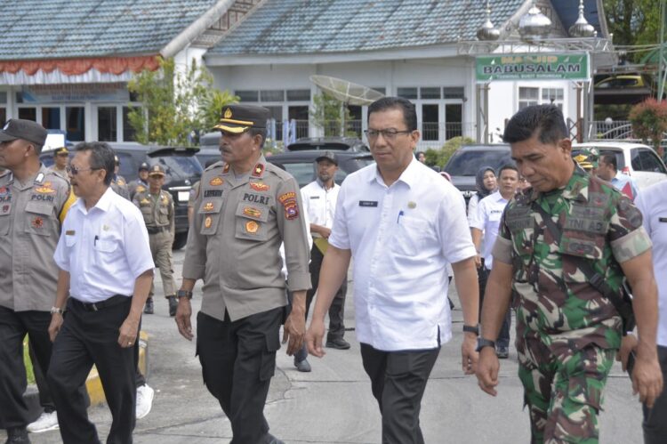 Pemko Resmi Ambil Alih Pengelolaan Pasar Sayur Bukit Surungan 1 PENINJAUAN—Kepala Badan Pengelola Keuangan Daerah (BPKD) selaku Pengelola Aset Daerah, Dr. Winarno, M.E saat melakukan peninjauan.