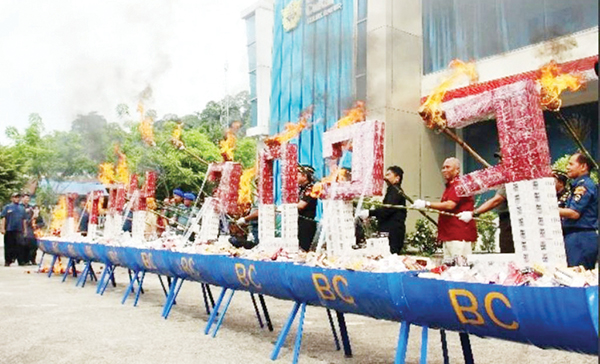 PEMUSNAHAN— Kantor Pengawasan dan Pelayanan Bea Cukai (KPPBC) Teluk Bayur memusnahkan jutaan batang rokok hingga alat kontrasepsi dildo, Kamis (3/8) pagi. Barang hasil sitaan tersebut dimusnahkan dengan cara dibakar, terutama rokok.