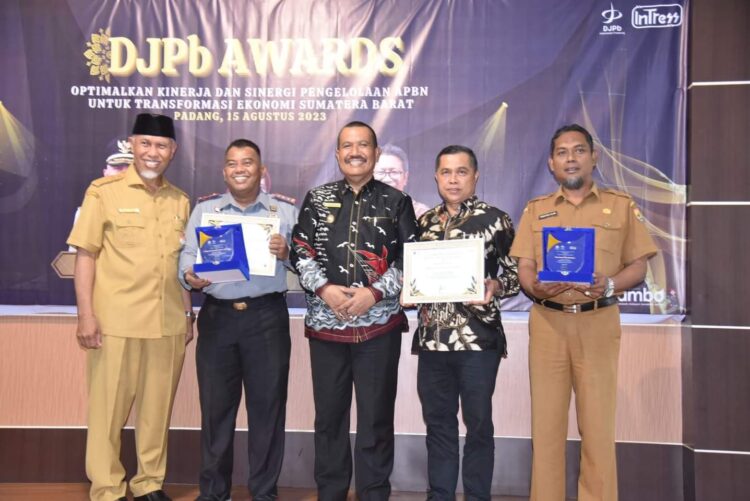 Penghargaan Jad Motivasi Pemko Riahi Pengelolaan Dana Desa Semeeter I tahun