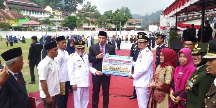 Peduli Pendidikan, Bank Nagari Salurkan Dana CSR 1 PENYERAHAN CSR— Penyerahan CSR peduli pendidikan Bank Nagari Sawahlunto kepada Wali Kota Deri Asta.