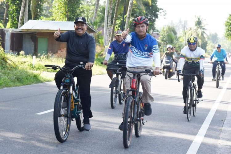 GOWES BERSAMA— Wali Kota Pariaman H Genius Umar dan Wawako Mardison Mahyuddin saat gowes bersama.