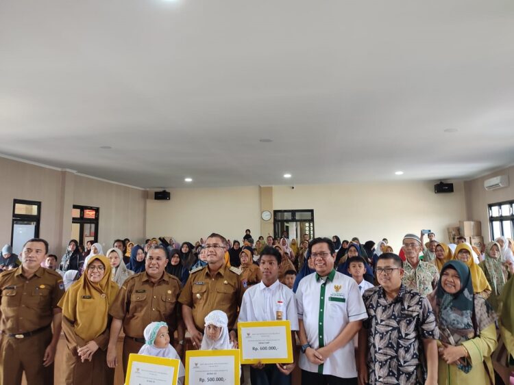 Kerja Sama Disdik dengan Baznas, 530 Siswa Terima Beasiswa Cerdas Berkarakter 1 SERAHKAN BEASISWA— Pj. Wali Kota Rida Ananda bersama Kadisdik dan Ketua Baznas Edi Kusmana menyerahkan beasiswa Cerdas BErkarakter untuk peserta didik.