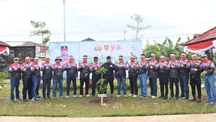 TANAM POHON— Kapolda Sumbar, Irjen Pol Suharyono bersama para pejabat utama melakukan penanaman 
pohon di Rusun Aspol Lolong, Padang.