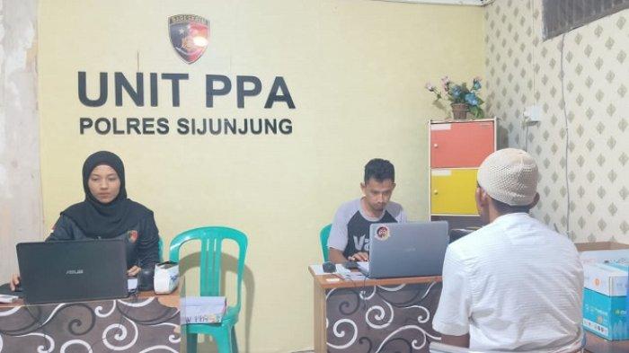 CABUL— Pelaku S menjalani pemeriksaan di Polres Sijunjung usai ditangkap atas kasus pencabulan terhadap anak di bawah umur.