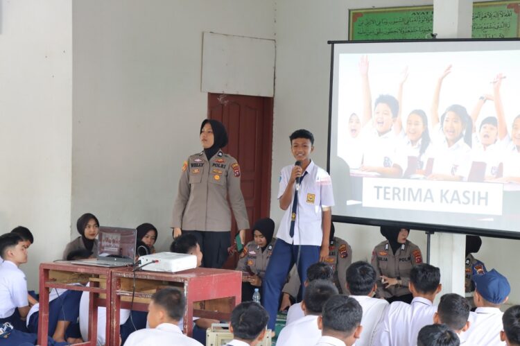 HUT POLWAN—Memperingati Hari Jadi ke-75 Polisi Wanita Republik Indonesia (Polwan RI) Polres Sijunjung menggelar kegiatan “Polwan Goes To School” pada Senin (7/8) di  SMPN 7 Sijunjung.