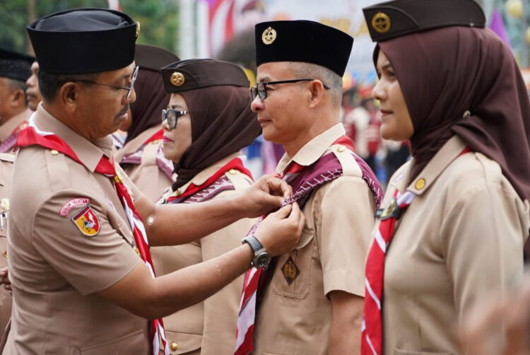 Pramuka, Pembantu Masyarakat dan Sarana Pendidikan Karakter 1 SEMATKAN LENCANA—Bupati Khairunas melakukan penyematan penghargaan Lencana Pancawarsa kepada anggota Pramuka Dewasa, kepada 21 orang penerima.