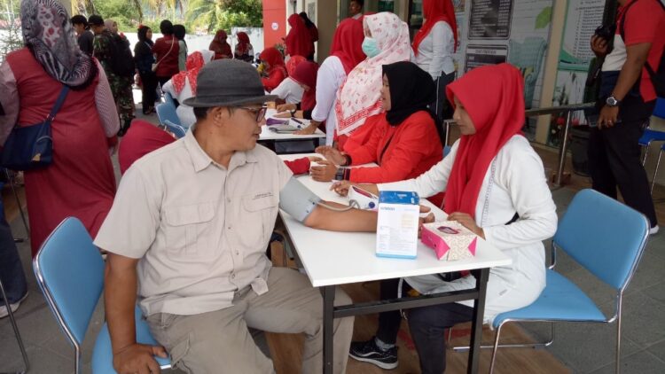 Meriahkan HUT RI, Puskesmas Gunung Gelar Kegiatan Pemberdayaan Masyarakat 1 PERIKSA KESEHATAN— Memeriahkan Hari Ulang Tahun Kemerdekaan Republik Indonesia ke-78, UPTD Puskesmas Gunung menggelar Kegiatan Penggerak dan Pemberdayaan Masyarakat Sadar Kesehatan, di halaman puskesmas.