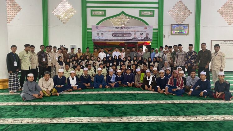 FOTO BERSAMA— Wali Nagari Kapa Nofrizon berfoto bersama dengan para jamaah yang menghadiri tablig akbar di Masjld Raya Nagari Kapa di Jorong Malasiro, Kecamatan Luhak Nan Duo, Kabupaten Pasaman Barat.