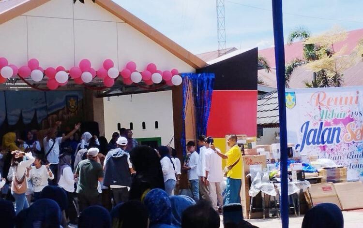 REUNI AKBAR— Ratusan alumni SMA N 8 Padang menghadiri reuni akbar 36 tahun (1987-2023), Minggu (27/8), di halaman sekolah, kawasan Kayukalek, Kecamatan Kototangah.