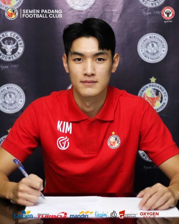 TANDATANGAN KONTRAK-- Kim Mi Gyu, pemain asal Korea Selatan menandatangani kontrak bersama Semen Padang FC untuk mengarungi Liga 2 musim 2023/2024.
