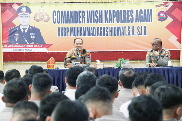 Commander Wish Polres Agam, Bersinergi dalam Melaksanakan Tugas Kepolisian 1 COMMANDER WISH—
Kapolres Agam AKBP Muhammad Agus Hidayat kumpulkan seluruh PJU dan personil Polres maupun Polsek jajarannya di Aula Wibisono Polres Agam, Rabu (2/8), guna menyampaikan Commander Wish (kebijakan pimpinan) yang akan diterapkan personel saat bertugas.