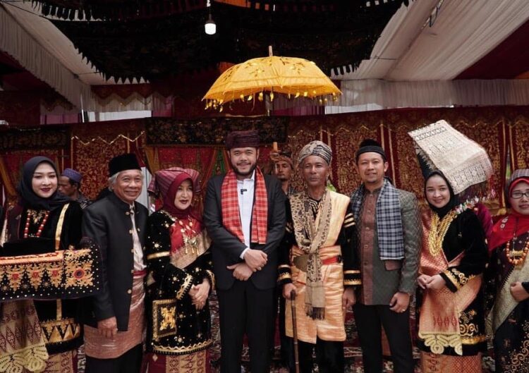 Batagak Panghulu, 31 Datuak Pucuak di Nagari Pasie Laweh Tanah Datar Dilewakan 1 SAMBUT—Wali Kota, H. Fadly Amran, BBA Datuak Paduko Malano saat sampai di lokasi acara disambut dengan adat.