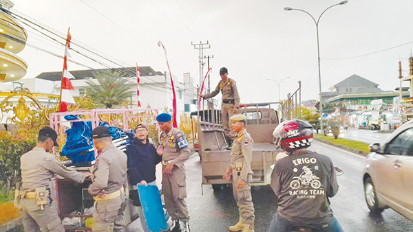PENERTIBAN PKL— Petugas Satpol PP menertibkan PKL yang berjualan di jalan Aru, atau di depan kampus UPI, Lubeg. Gerobak dan lapak PKL memakai rio dan hampir semua badan jalan, sehingga picu kemacetan.