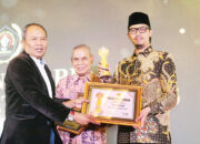 Satu-Satunya di Sumbar, Wako Erman Safar Terima Penghargaan Golden Award SIWO PWI 2023