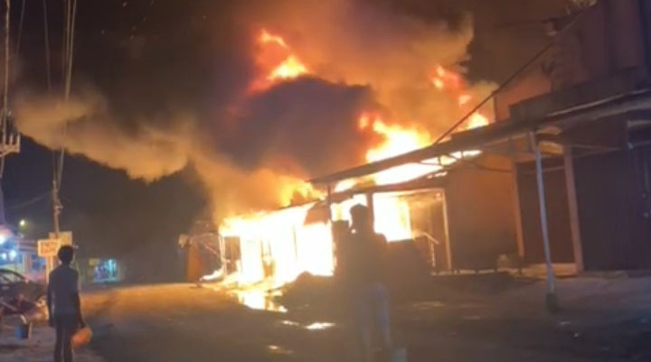 KEBAKARAN— Sebanyak 18 kios di Pasar Kampung Galampuang, Kecamatan Ulakan Tapakih, ludes dilahap si jago merah.