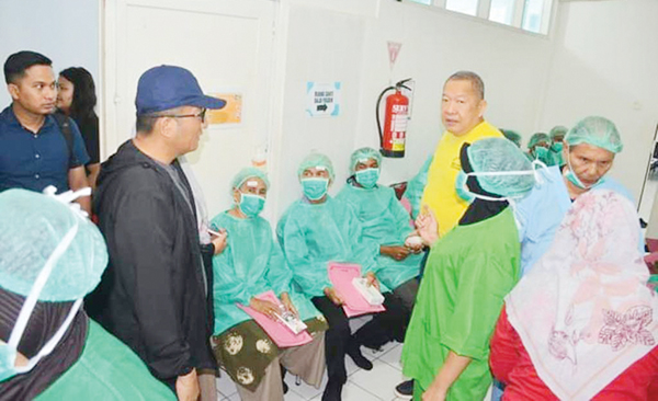 BAKSOS KATARAK GRATIS—  Wako Padang Hendri Septa saat meninjau langsung pelaksanaan operasi katarak gratis HBTdi Kantor UPTD BKIM Sumbar, Jalan Gajah Mada No. 28 Gunung Pangilun Padang, Sabtu (12/8).