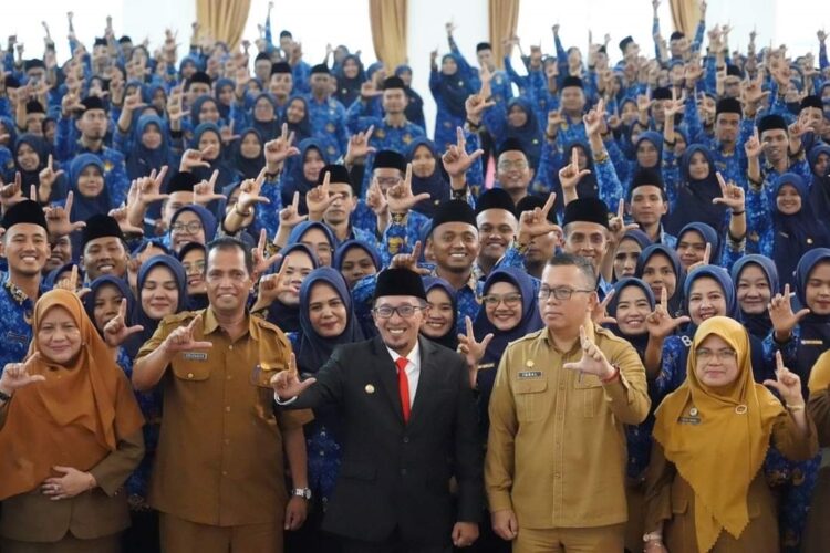 Bupati Tanahdatar Lantik 660 PPPK, ”Terus Bersyukur dan Jangan Pernah Selingkuh” 1 PELANTIKAN PPPK— Bupati Tanahdatar Eka Putra foto bersama dengan ratusan PPPK yang dilantik dan diambil sumpahnya, di gedung Nasional Maharajo Dirajo Batusangkar.