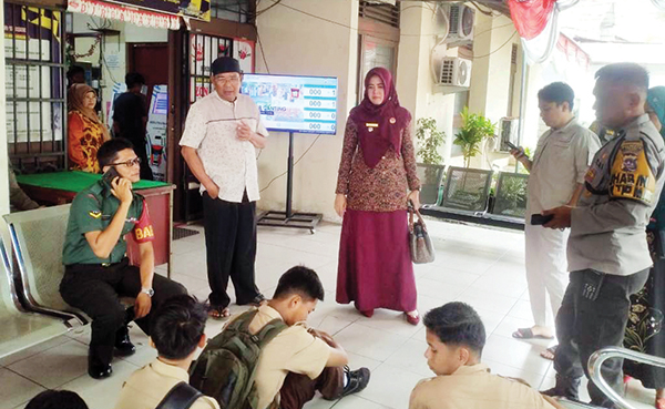 Keluyuran saat Jam Sekolah, Nongkrong di Warung, Siswa SMK Kedapatan Asyik Merokok 1 BOLOS JAM SEKOLAH— Sejumlah siswa SMK yang kedapatan bolos saat jam sekolah, didatangi langsung oleh Camat Padang Timur, Siska Meilani, Kamis (24/8). Tujuh siswa yang tengah asyik merokok di warung ini juga langsung dibawa ke Mako Satpol PP, di jalan Tan Malaka.