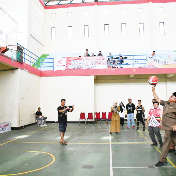 Buka Kejuaraan Basket antar Pelajar se-Sumbar, Sekda: Kami Support Cabor Melaksanakan Event 1 LEMPAR BOLA — Sekda Agam Edi Busti melakukan pelemparan bola pertanda dibukanya kejuaraan bola basket antar pelajar se Sumatera Barat, di GOR Rang Agam, Senin (7/8).
