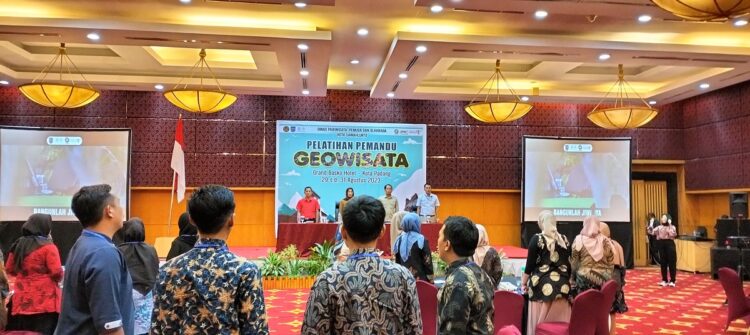 Pemandu Wisata Diberi Pelatihan Geowisata 1 PELATIHAN PEMANDU— Sekda Kota Sawahlunto Ambun Kadri membuka pelatihan pemandu Geowisata di Hotel Basko, Kota Padang.
