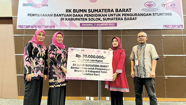 IIP BUMN Sumbar Serahkan Bantuan untuk Program BAAS di Labuh Panjang 1 DUKUNG PROGRAM BAAS— Ketua IIP BUMN Sumbar Prof. Dr. dr. Rizanda Machmud, M.Kes, menyerahkan bantuan Rp20 juta untuk Pemberian Makanan Tambahan (PMT) anak stunting & ibu hamil beresiko di Nagari Labuh Panjang, Kecamatan X Koto Diatas, Kabupaten Solok, beberapa waktu lalu.