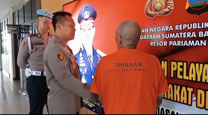 INTEROGASI— Kapolres Pariaman AKBP Abdul Azis menginterogasi pelaku IM (68) yang mencabuli bocah tiga tahun.