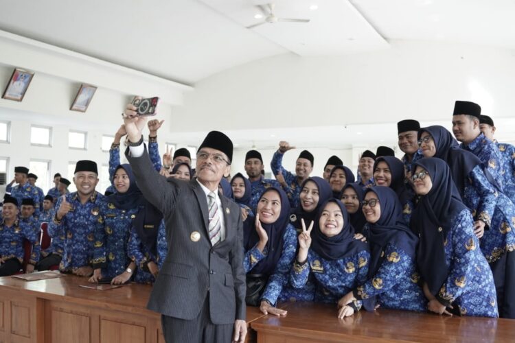 PENYERAHAN SK PPPK— Bupati Limapuluh Kota H.Safaruddin Dt.Bandaro Rajo usai serahkan 83 Petikan SK PPPK berswa foto dengan seluruh pegawai.