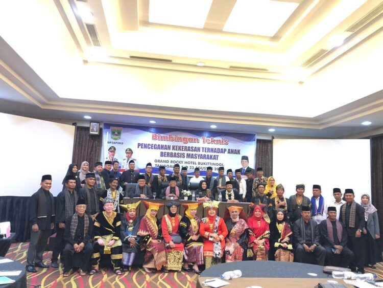 Libatkan Tokoh Masyarakat, Silahkan Laporkan Kasus Kekerasan Perempuan dan Anak! 1 FOTO BERSAMA—Peserta bimtek Pencegahan Kekerasan Terhadap Anak di Tengah Masyarakat, Selasa (22/8) di salah satu hotel di Kota Bukittinggi, foto bersama.