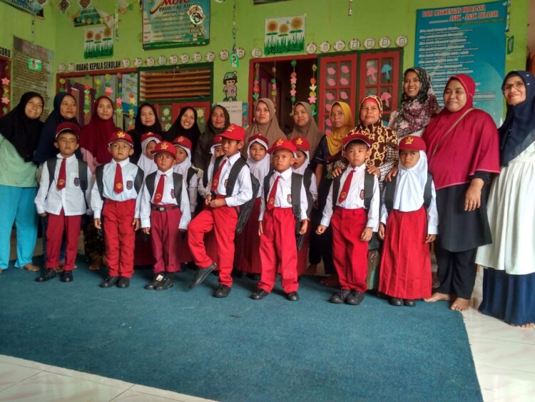 SERAGAM GRATIS— Puluhan murid dan orang tua di Nagari Sikabu-kabu Tanjung Haro Padang Panjang (Sitapa), Kabupaten Limapuluh Kota menerima seragam gratis.