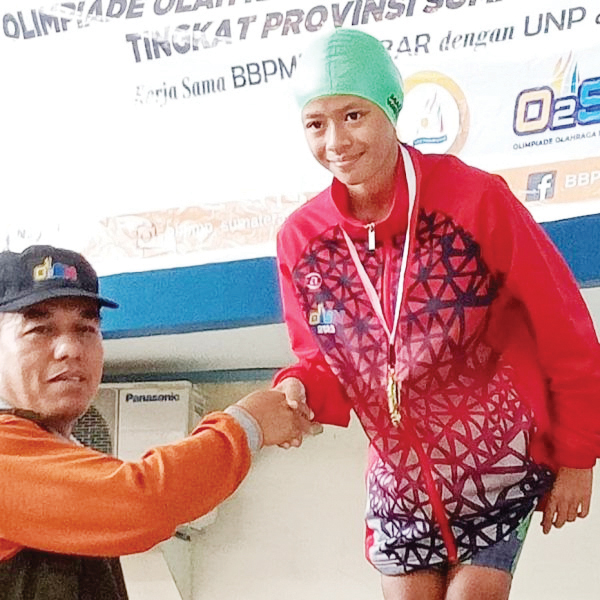 Siswa SDN 63 Surabayo Sabet Medali Emas O2SN 2023 Cabang Renang 1 TOREHKAN PRESTASI— Elisya Khanza Anjani, siswa kelas V SDN 63 Surabayo, menorehkan prestasi gemilang di ajang Olimpiade Olahraga Siswa Nasional (O2SN) Tingkat Provinsi Sumatera Barat Tahun 2023.