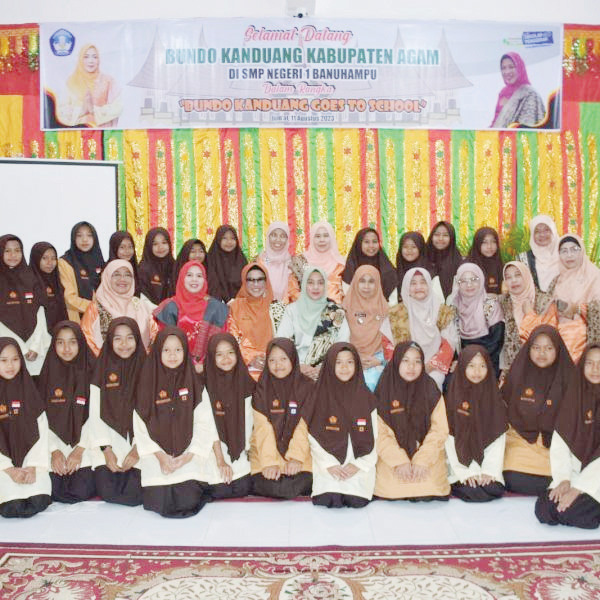 Sosialisasikan Adat dan Budaya, Bundo Kanduang Agam Kunjungi SMPN 1 Banuhampu 1 SOSIALISASI— Plt.Ketua Bundo Kanduang Agam, Ny Yenni Andri Warman memberikan sosialisasi adat dan budaya Minangkabau kepada generasi muda, di SMPN 1 Banuhampu.