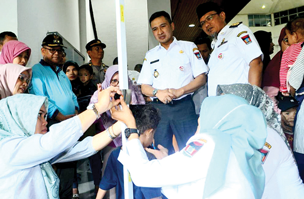 PENGUKURAN TINGGI— Wakil Wali Kota Padang Ekos Albar menyaksikan tenaga kesehatan dari Puskesmas Lubukkilangan melakukan pengukuran tinggi dan berat balita saat kegiatan P2K2 KPM-PKH se-Kecamatan Lubuk Kilangan, di GSG PT Semen Padang.