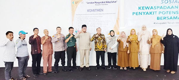 Legislator RI Sosialisasikan Kewaspadaan Dini dan Respon Penyakit Potensial 1 FOTO BERSAMA— Anggota DPRI RI Syuir Syam, Ketua DPRD Tanahdatar, Roni Mulyadi foto bersama usai sosialisasi.