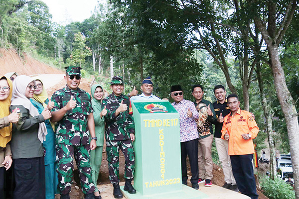 PENUTUPAN TMMD— Sekda Agam Edi Busti bersama Komandan Korem 032/Wirabraja, Brigjen TNI Rayen Obersyl dalam acara penutupan TMMD/N yang berlokasi di Nagari Simarasok Kecamatan Baso, Kamis (10/8).