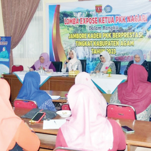 RAPAT PENGURUS— Ketua TP.PKK Agam, Ny Yenni Andri Warman memimpin rapat pengurus lengkap bulanan di kantor PKK Agam, Lubuk Basung, Rabu (9/8).