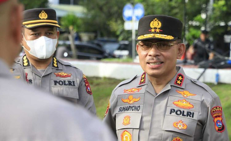 Tahanan Kabur Riau Meresahkan, Polda Sumbar Monitor, 3 Ditangkap, 7 masih Diburu 1 MONITOR— Kapolda Sumbar Irjen Pol Suharyono bersama jajaran terus memonitor perkembangan tahanan kabur dari Polsek Rumbai, Pekanbaru, Riau. Karena beredar informasi ada yang sudah masuk ke Sumbar.