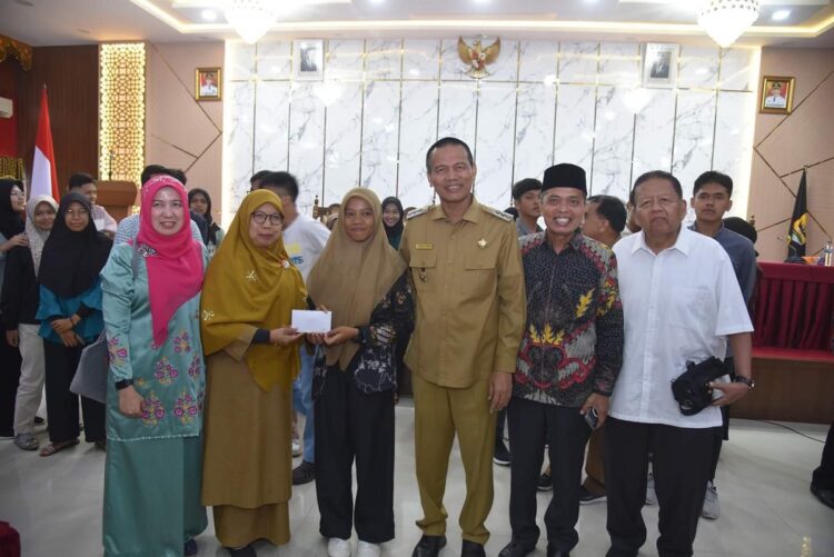 PELEPASAN— Wali Kota Pariaman Genius Umar  melepas  mahasiswa dan mahasiswi dalam program Saga Saja.