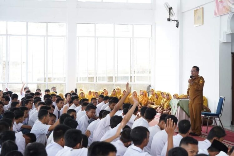ARAHAN—Bupati Tanah Datar Eka Putra memberikan arahan pada temu ramah dengan siswa dan siswi SMA 1 Sungai Tarab.