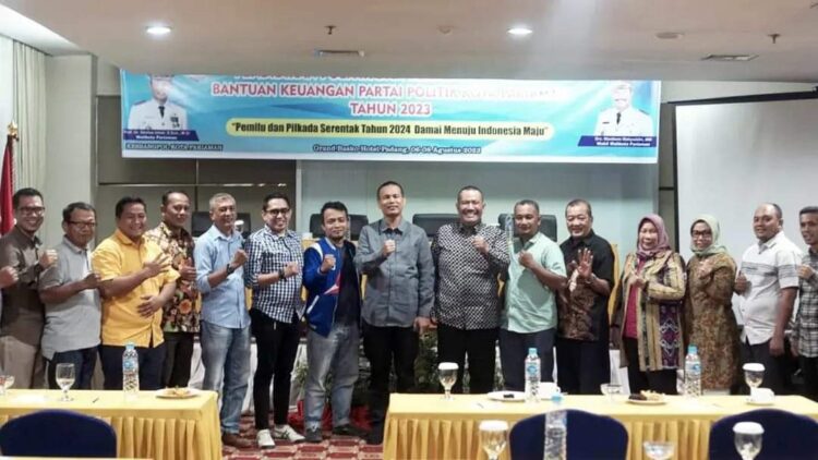 Perbedaan Parpol Tidak Membuat Masyarakat Pecah 1 FOTO BERSAMA— Wali Kota Pariaman Genius Umar dan Wakil Wali Kota Mardison Mahyuddin bersama saat acara.