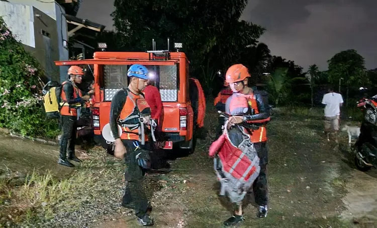 4 Orang Terjebak di Sungai Bangek, Tim SAR Gabungan Lakukan Evakuasi 1 EVAKUASI— Personel SAR Padang bersiap lakukan evakuasi terhadap empat orang yang terjebak di Sungai Bangek, Kecamatan Koto Tangah.