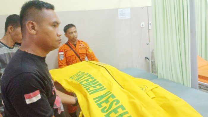 TEWAS TENGGELAM— Jenazah pemuda asal Riau yang tewas tenggelam di Air Terjun Lubuk Batang, Kecamatan Kapur IX, Kabupaten Limapuluh Kota, dievakuasi ke rumah sakit.