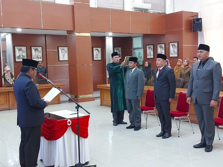 Tiga Pejabat Eselon II Pemko Bukittinggi Dilantik 1 PELANTIKAN PEJABAT— Sekdako Bukittinggi Martias Wanto melantik tiga Pejabat Eselon II Pemko Bukittinggi, Selasa (1/8) di Aula Balaikota Bukittinggi.
