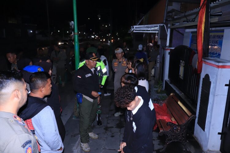 PENERTIBAN— Tim 7 Kota Payakumbuh  saat mengamankan pasangan muda mudi dalam  razia cipta  kondisi.