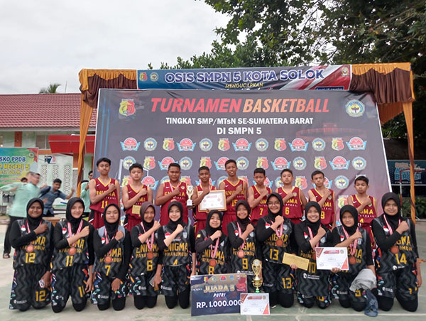 TIM BASKET— Tim Basket Ball SMP N 1 Payakumbuh yang berlaga di ivent Bola Basket SMP N 5 Kota Solok Basketball Championship tahun 2023.