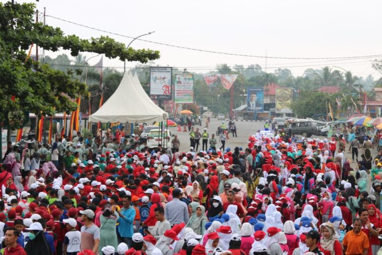 Tingkat SD se Kabupaten Sijunjung, 116 Tim Ikuti Lomba Gerak Jalan Tepat Waktu 1 RATUSAN—Terlihat ratusan peserta ikuti kegiatan jalanteopat waktu yang dibuka oleh Wakil Bupati Sijunjung, Iraddatillah, Rabu (23/8)